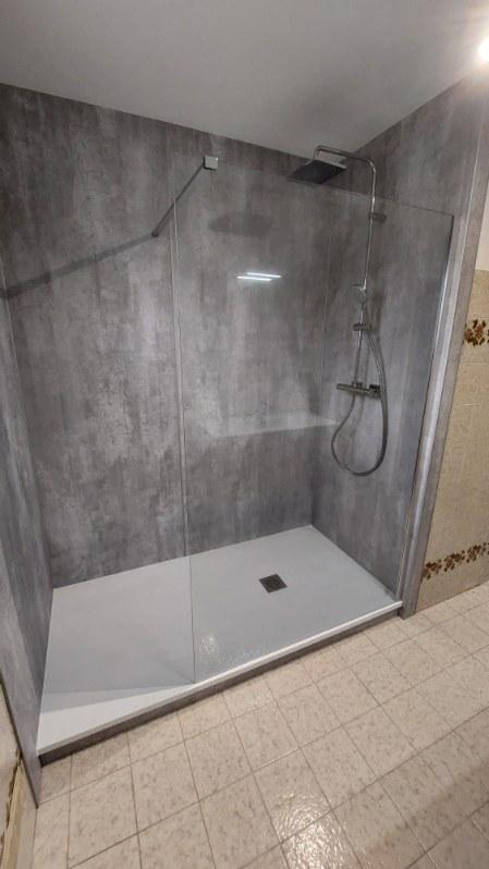 Salle de bain avec douche