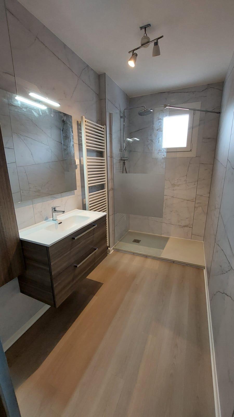 Salle de bain avec douche